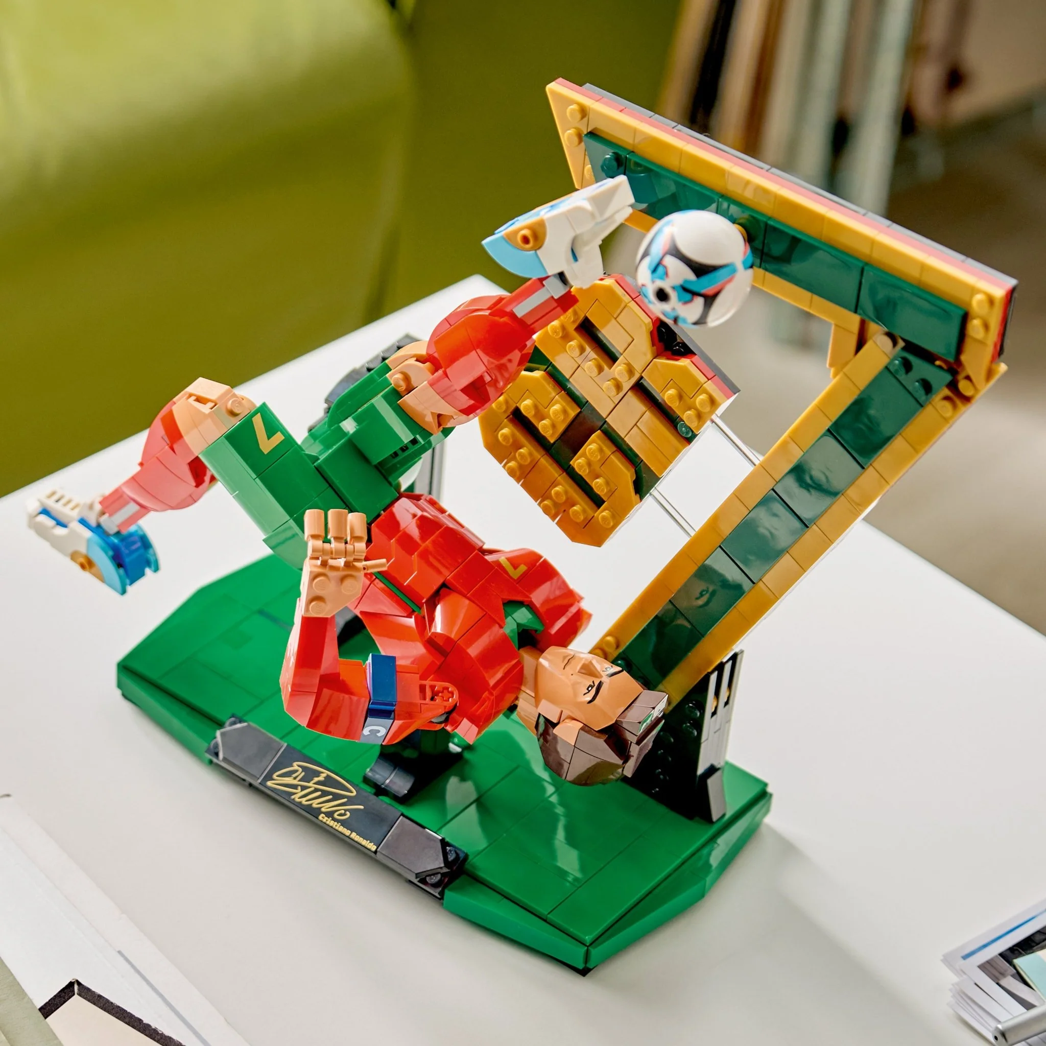 LEGO® Editions Cristiano Ronaldo – Soccer Legend 43016 Bicycle - Image 4