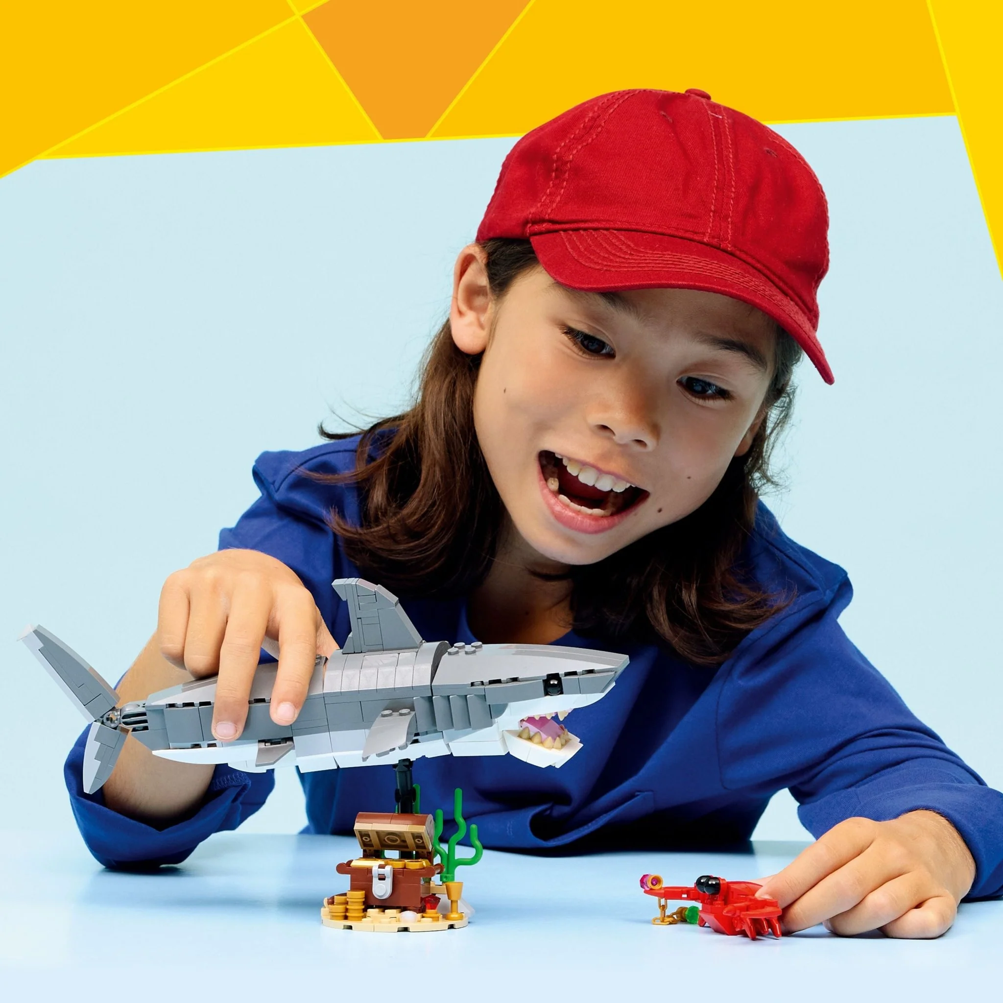 LEGO® Creator LEGO® Fierce Shark with a Treasure Chest 31381 Toy - Image 5